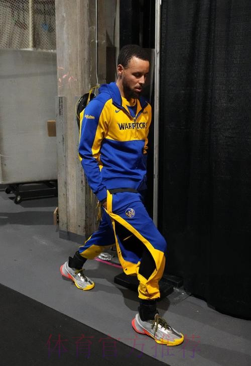 库里穿着德文-布克联名款Blazer板鞋步入大通中心